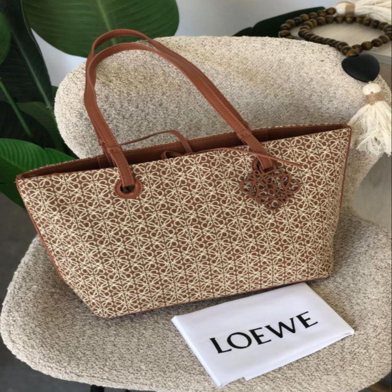 شنطة نسائية من ماركة لويفي LOEWE